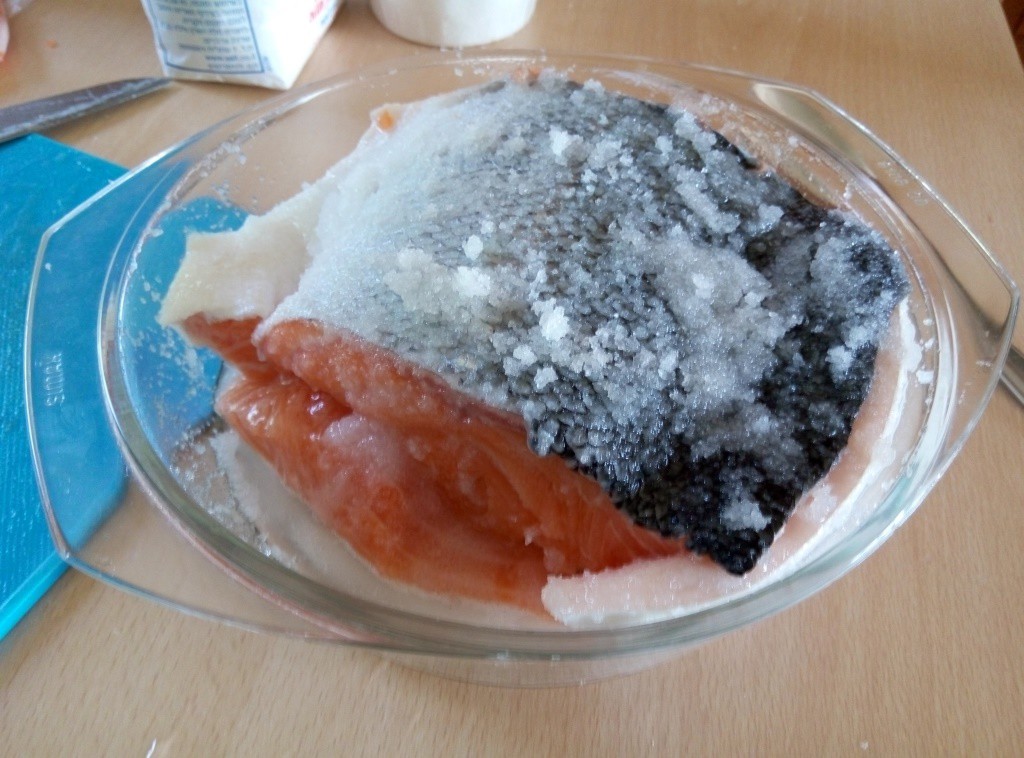 Сколько соли на красную рыбу. Лосось кусочки солёные. Лосось слабосоленый кусок. Семга соленая кусок. Семга малосольная с сахаром и солью.